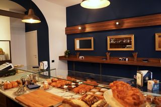Interno pasticceria - Accomodati per gustare qualcosa di goloso!
